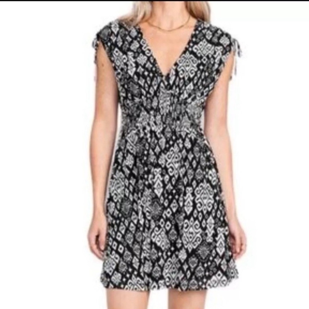 Old Navy Black White Boho Print Dress XS Ruched Waist V Neck Mini Summer Chic